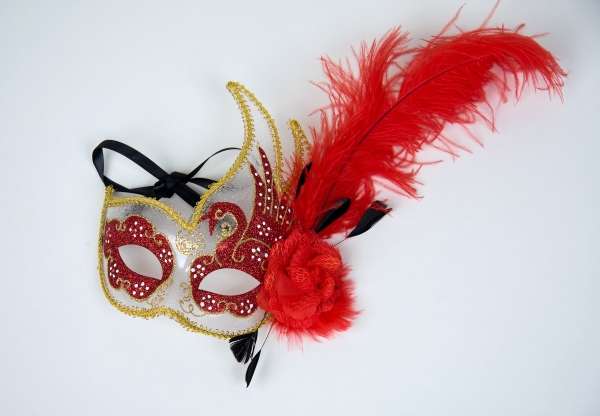 venezianische Augenmaske mit Federn, rot